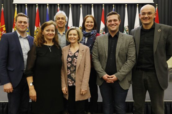 Landesrat Stefan Kaineder, Maria Riegl (Vzbgm. Bad Hall), Erol Yildiz (Uni Innsbruck), Ines Schiller (Bgm. Bad Ischl), Elisabeth Gierlinger (IST), Sebastian Wolfram (Gemeinderat Grieskirchen) und Bernhard Waldhör (Stadtrat Grieskirchen)
