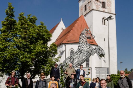 Landesrat Stefan Kaineder und Umweltausschussobmann Gottfried Küllinger mit den engagierten Perger Bienenfreund/innen