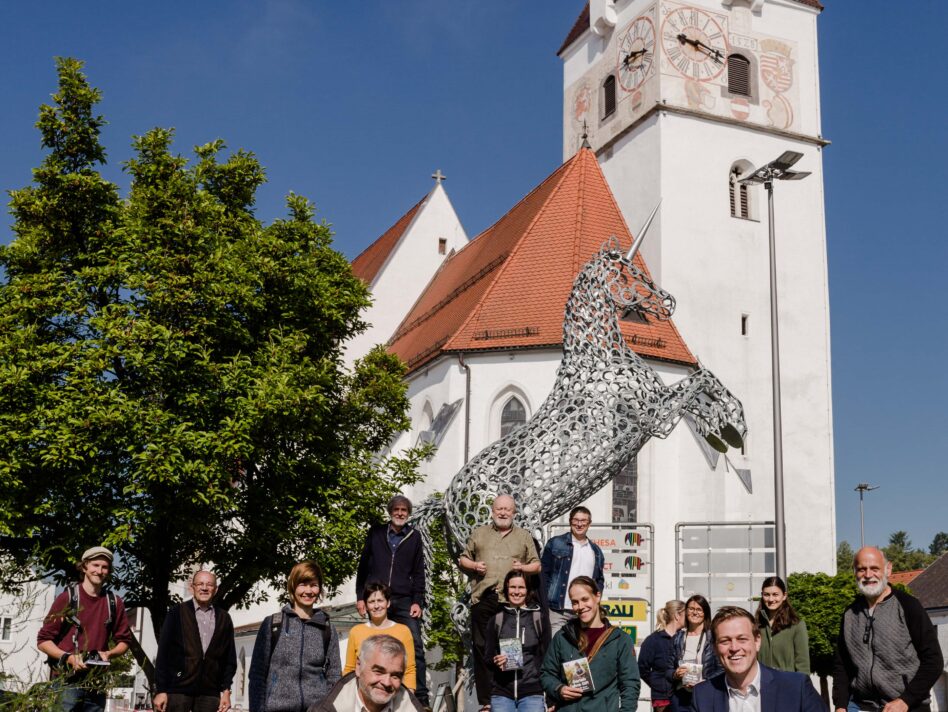 Landesrat Stefan Kaineder und Umweltausschussobmann Gottfried Küllinger mit den engagierten Perger Bienenfreund/innen