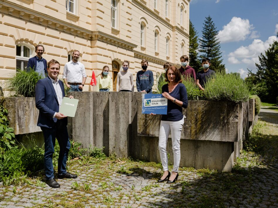 Klimalandesrat Stefan Kaineder überreicht mit Norbert Rainer (Regionalstellenleiter Klimabündnis OÖ) Urkunde und Klimabündnis-Schultafel an Schulprojektleiterin Sabine Weidinger und Schulleiter Wolfgang Kurz