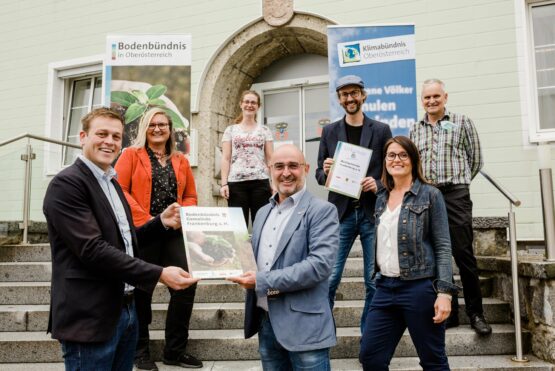 Landesrat Stefan Kaineder, Bundesrätin Claudia Buschberger, Julia Breitenthaller (Gemeinde Frankenburg), Bürgermeister Heinz Leprich, Norbert Rainer (Klimabündnis), Gerlinde Larndorfer-Armbruster (Bodenbündnis OÖ), Willi Frickh (Siedlerverein OÖ)