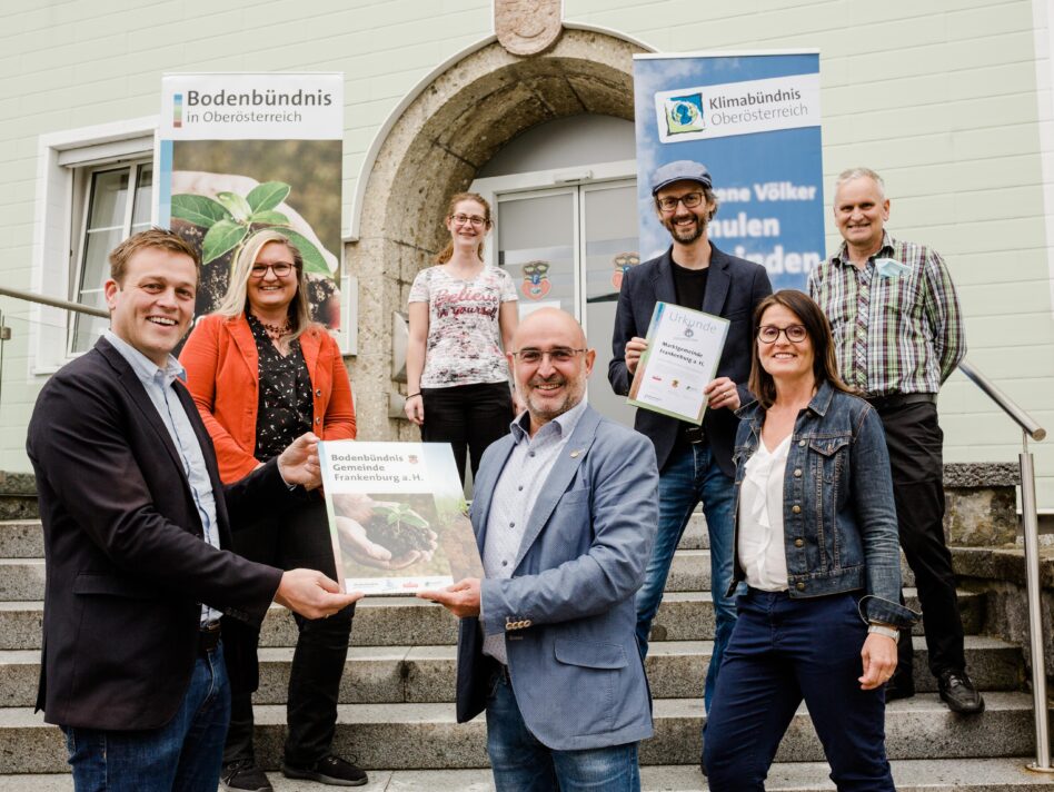 Landesrat Stefan Kaineder, Bundesrätin Claudia Buschberger, Julia Breitenthaller (Gemeinde Frankenburg), Bürgermeister Heinz Leprich, Norbert Rainer (Klimabündnis), Gerlinde Larndorfer-Armbruster (Bodenbündnis OÖ), Willi Frickh (Siedlerverein OÖ)