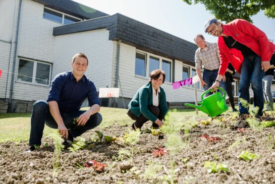 v.l.: LR Stefan Kaineder, Katharina Zauner (Pram), Peter Klein (Schulleiter VS Pram), Norbert Rainer (Klimabündnis OÖ)
