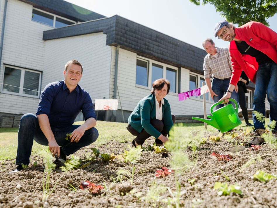 v.l.: LR Stefan Kaineder, Katharina Zauner (Pram), Peter Klein (Schulleiter VS Pram), Norbert Rainer (Klimabündnis OÖ)