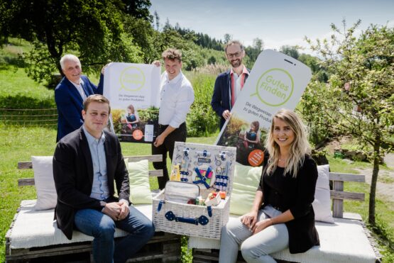 Klima-Landesrat Stefan Kaineder mit Magdalena Grüner (Verein BioRegion Mühlviertel)  Hinten v.l.: Hubert Koller (Obmann Urlaub am Bauernhof Oberösterreich, Klaus Bauernfeind (Obmann Verein BioRegion Mühlviertel) und Norbert Rainer (Regionalstellenleiter Klimabündnis Oberösterreich)