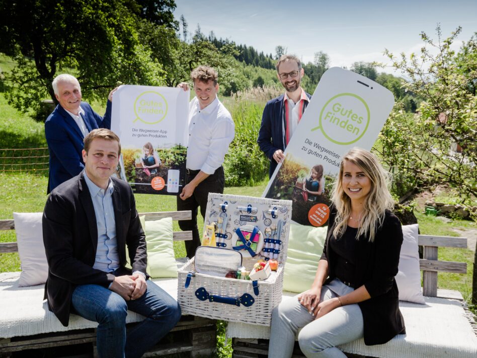 Klima-Landesrat Stefan Kaineder mit Magdalena Grüner (Verein BioRegion Mühlviertel)  Hinten v.l.: Hubert Koller (Obmann Urlaub am Bauernhof Oberösterreich, Klaus Bauernfeind (Obmann Verein BioRegion Mühlviertel) und Norbert Rainer (Regionalstellenleiter Klimabündnis Oberösterreich)