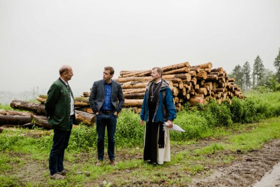 Klimalandesrat Stefan Kaineder mit Abt Reinhold Dessl und Stiftsförster Manfred Feichtinger
