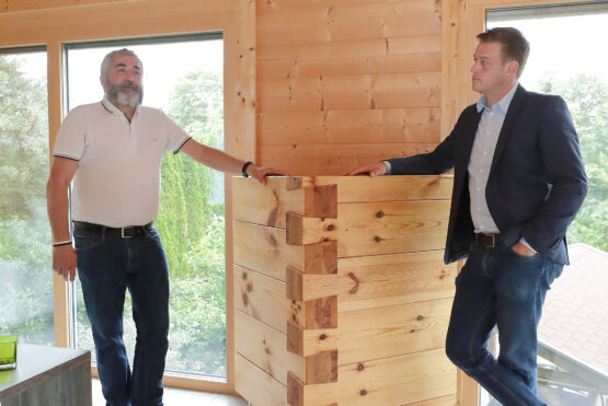 Klima-Landesrat Stefan Kaineder mit Scandinavian Blockhaus Geschäftsführer Oskar Karl Praßl