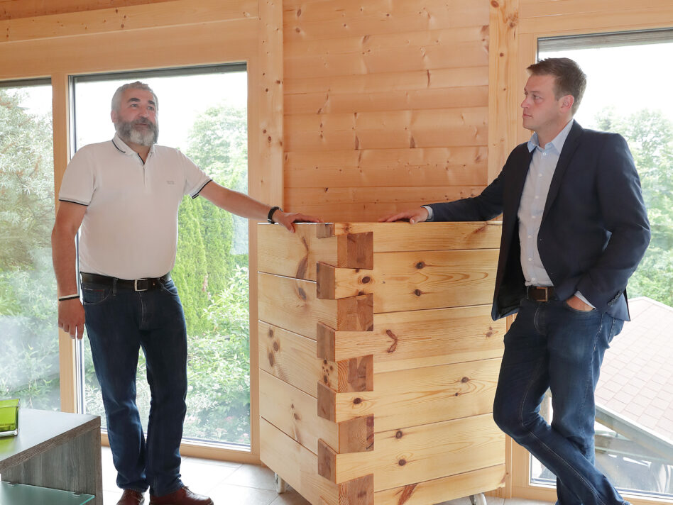 Klima-Landesrat Stefan Kaineder mit Scandinavian Blockhaus Geschäftsführer Oskar Karl Praßl