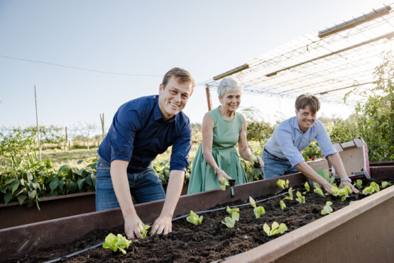 Klimalandesrat Stefan Kaineder mit Geschäftsführer Lukas Hader und der Firmengründerin Ulrike Hader im Schaugarten der Fa. Multikraft