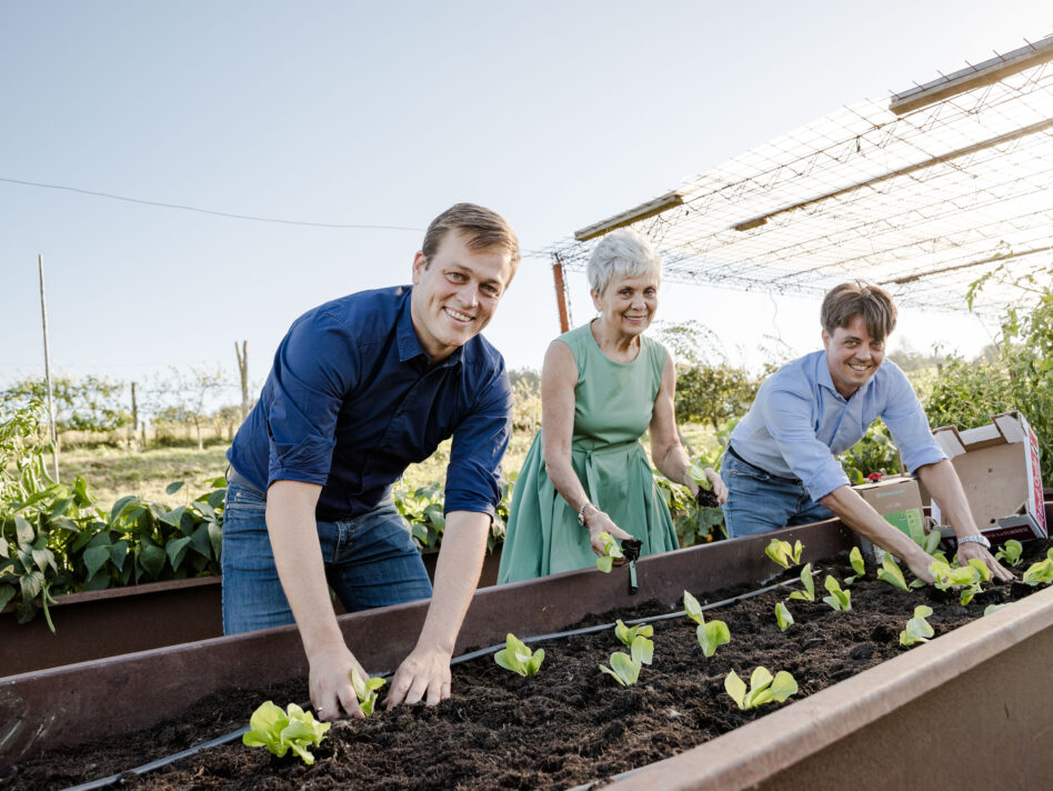 Klimalandesrat Stefan Kaineder mit Geschäftsführer Lukas Hader und der Firmengründerin Ulrike Hader im Schaugarten der Fa. Multikraft