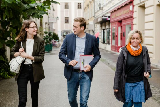 Migrationsforscherin der WU Wien Dr.in Judith Kohlenberger, Landesrat Stefan Kaineder und Nicole Sonnleitner von ZusammenHelfen in Oberösterreich auf dem Weg zur Pressekonferenz