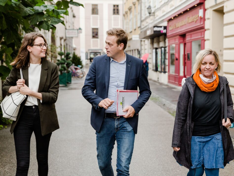 Migrationsforscherin der WU Wien Dr.in Judith Kohlenberger, Landesrat Stefan Kaineder und Nicole Sonnleitner von ZusammenHelfen in Oberösterreich auf dem Weg zur Pressekonferenz