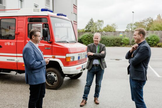Landesbranddirektor Robert Mayer und Landesbranddirektor-Stellvertreter Michael Hutterer mit Klimalandesrat Stefan Kaineder