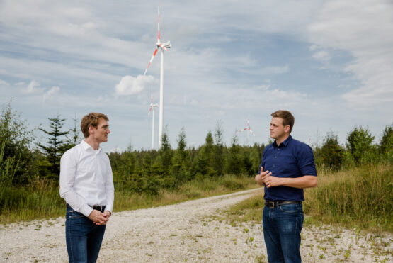 Klimalandesrat Stefan Kaineder mit dem Planer und Umsetzer des Windparks Munderfing Lukas Winker von EWS Consulting