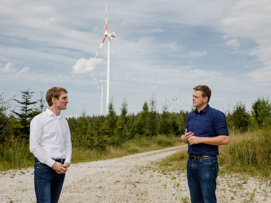 Klimalandesrat Stefan Kaineder mit dem Planer und Umsetzer des Windparks Munderfing Lukas Winker von EWS Consulting