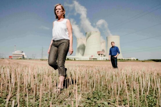Umweltministerin Leonore Gewessler, BA, mit Klimalandesrat Stefan Kaineder, Bakk., vor dem Kernkraftwerk Temelin in Tschechien
