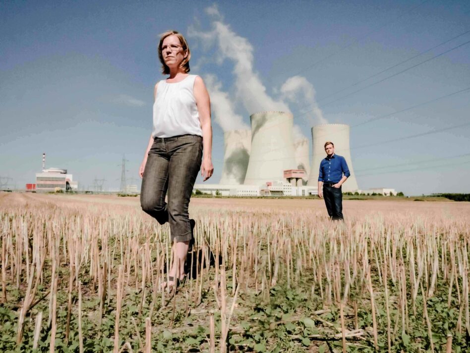 Umweltministerin Leonore Gewessler, BA, mit Klimalandesrat Stefan Kaineder, Bakk., vor dem Kernkraftwerk Temelin in Tschechien
