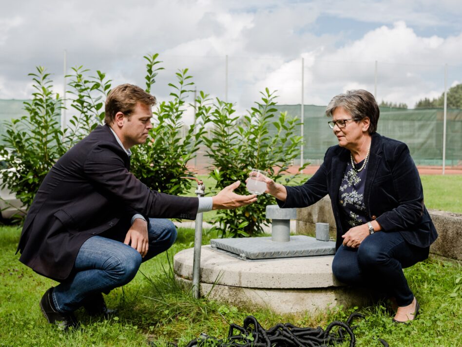 Umweltlandesrat Stefan Kaineder mit der Ohlsdorfer Bürgermeisterin Christine Eisner bei einem der betroffenen Brunnen in Aurachkirchen (Ohlsdorf)