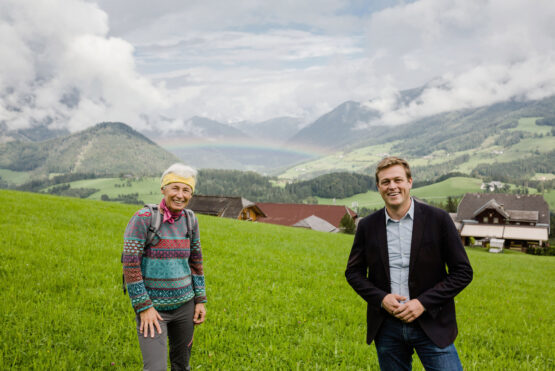 Christine Zauner und Klima-Landesrat Stefan Kaineder beim Lokalaugenschein des geplanten Skigebiets in Vorderstoder
