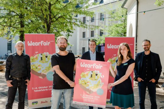 Konrad Rehling (Geschäftsführer Südwind), Wolfgang Pfoser-Almer (Geschäftsführer WearFair+mehr), Klima-Landesrat Stefan Kaineder, Miriam Bahn (Umweltbildung und Aktionskoordination GLOBAL 2000) und Norbert Rainer (Regionalstellenleiter Klimabündnis OÖ)
