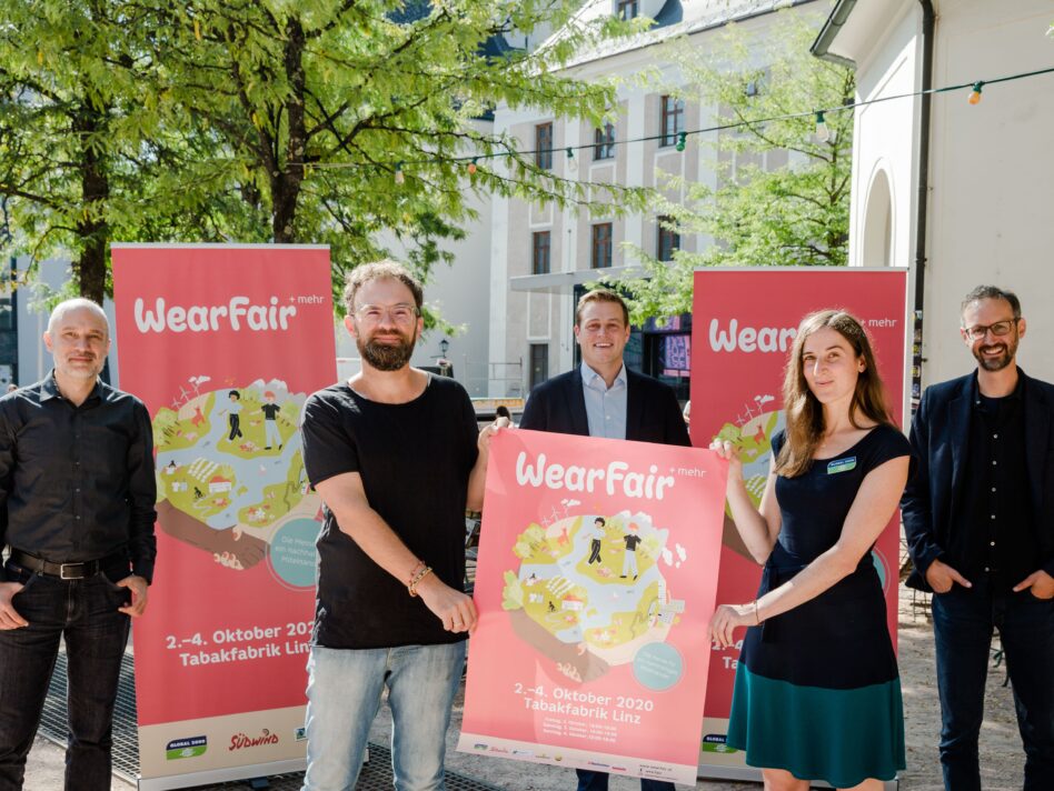 Konrad Rehling (Geschäftsführer Südwind), Wolfgang Pfoser-Almer (Geschäftsführer WearFair+mehr), Klima-Landesrat Stefan Kaineder, Miriam Bahn (Umweltbildung und Aktionskoordination GLOBAL 2000) und Norbert Rainer (Regionalstellenleiter Klimabündnis OÖ)