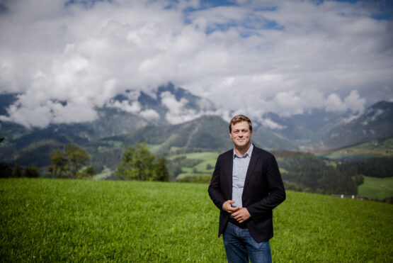 Landesrat Stefan Kaineder in Vorderstoder auf einer der geplanten Skipisten