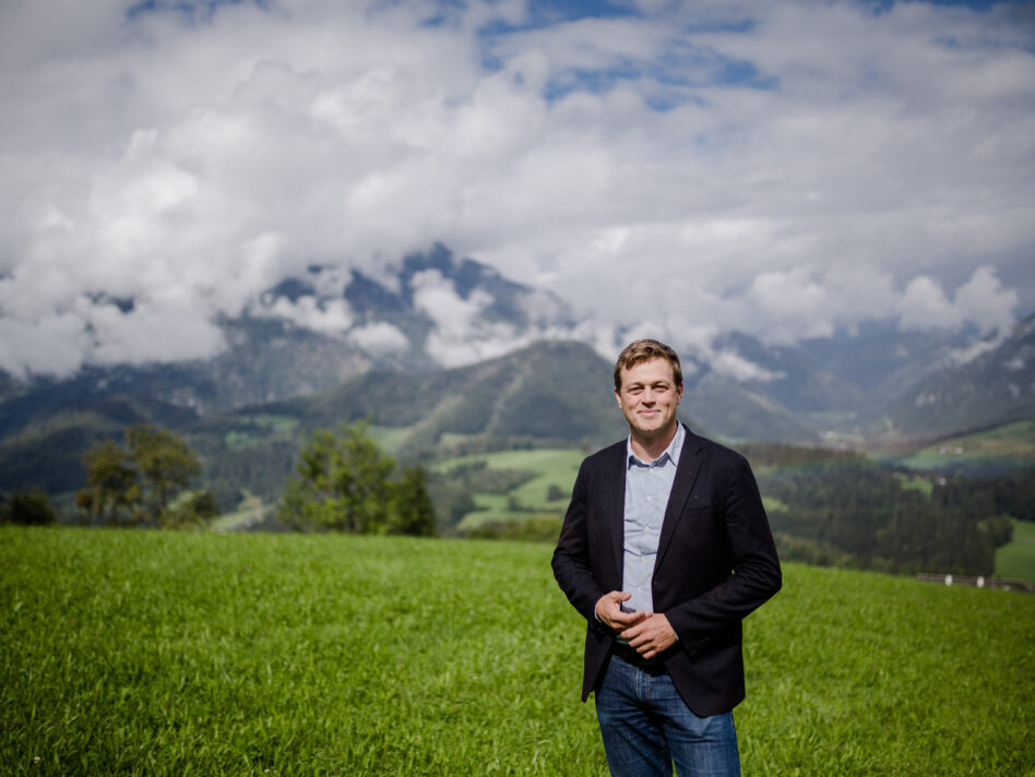 Landesrat Stefan Kaineder in Vorderstoder auf einer der geplanten Skipisten