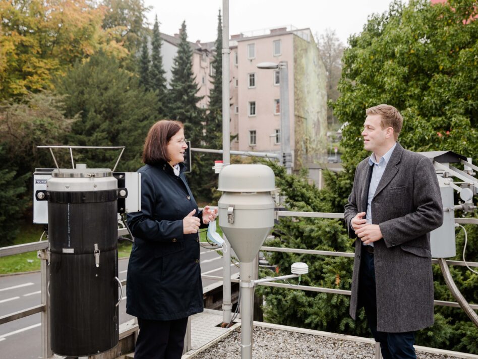 Klimalandesrat Stefan Kaineder mit der Leiterin der Gruppe Luftgüte und Klimaschutz des Landes Oberösterreich am Dach der Messstation Römerberg in Linz