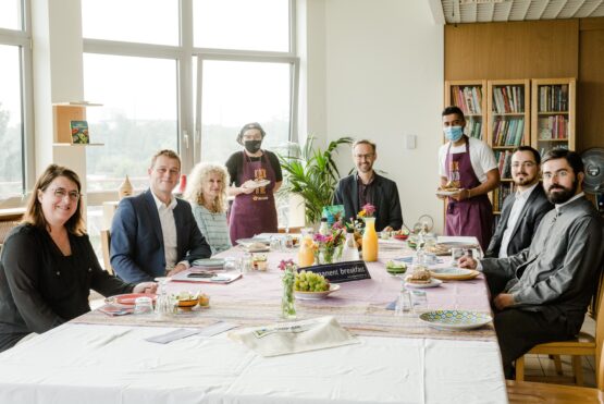 Mag.a Gabriele Eder-Cakl (Katholische Kirche), Klimalandesrat Stefan Kaineder, Dr.in Charlotte Herman (Israelitische Kultusgemeinde), Beate Adam (Über den Tellerrand), Norbert Rainer (Klimabündnis OÖ), Asylwerber Rrubye Hussein (Über den Tellerrand), Binur Mustafi, BEd. (Vorsitzender der islamischen Religionsgemeinde) und Erzpriester Slaviša Božić (Serbisch - Orthodoxe Kirche)