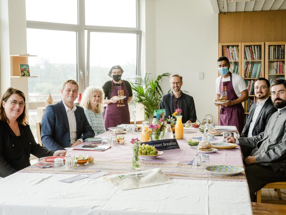 Mag.a Gabriele Eder-Cakl (Katholische Kirche), Klimalandesrat Stefan Kaineder, Dr.in Charlotte Herman (Israelitische Kultusgemeinde), Beate Adam (Über den Tellerrand), Norbert Rainer (Klimabündnis OÖ), Asylwerber Rrubye Hussein (Über den Tellerrand), Binur Mustafi, BEd. (Vorsitzender der islamischen Religionsgemeinde) und Erzpriester Slaviša Božić (Serbisch - Orthodoxe Kirche)