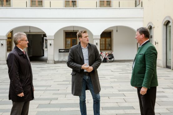 Dr. Herbert Rössler (Abteilungsleiter Anlagen-, Umwelt- und Wasserrecht) und Umwelt-Landesrat Stefan Kaineder mit dem Geschäftsführer der Asamer Kies- und Betonwerke Robert Pree