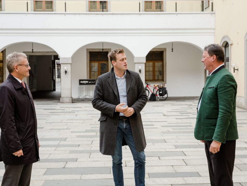 Dr. Herbert Rössler (Abteilungsleiter Anlagen-, Umwelt- und Wasserrecht) und Umwelt-Landesrat Stefan Kaineder mit dem Geschäftsführer der Asamer Kies- und Betonwerke Robert Pree