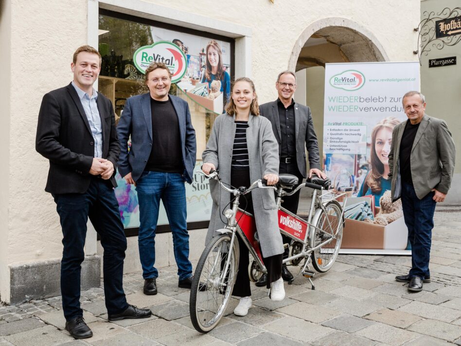 ReVital2 Klima-Landesrat Stefan Kaineder, Martin Zwicker (Geschäftsführer der Volkshilfe Arbeitswelt GmbH), Sophie Tröls (Volkshilfe-Mitarbeiterin), Roland Wohlmuth (OÖ LAV-Vorsitzender) und Karl Osterberger (Volkshilfe OÖ Geschäftsführer)