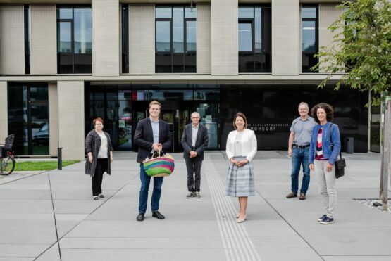 Landesrat Stefan Kaineder bedankt sich mit einem Geschenkkorb für die engagierte Arbeit der Mitarbeiterinnen und Mitarbeiter der Bezirkshauptmannschaft Kirchdorf. V.l.: Dr.in Isolde Rogl (Leiterin der Sicherheitsabteilung), Landesrat Stefan Kaineder, Dr. Karlheinz Angerer (Leiter der Anlagenabteilung), Bezirkshauptfrau Mag.a Elisabeth Leitner, DI Franz Zehetner (Leiter des Forstdienstes) und Mag.a Maria Buchmayr (Abgeordnete zum Oö. Landtag).
