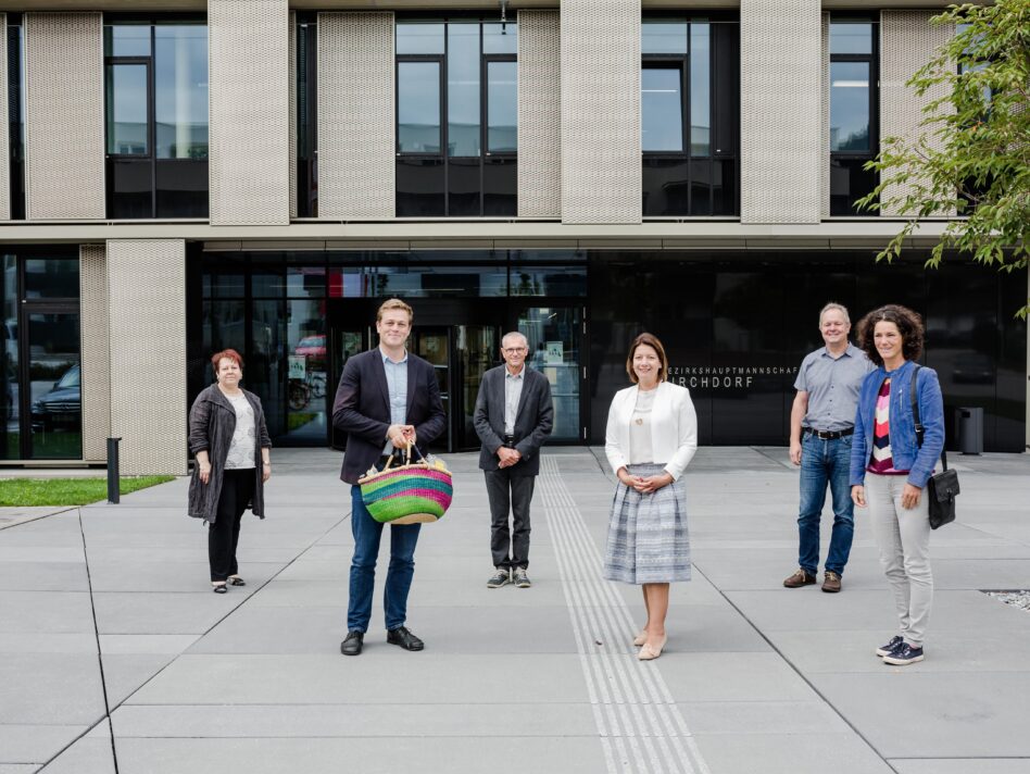 Landesrat Stefan Kaineder bedankt sich mit einem Geschenkkorb für die engagierte Arbeit der Mitarbeiterinnen und Mitarbeiter der Bezirkshauptmannschaft Kirchdorf. V.l.: Dr.in Isolde Rogl (Leiterin der Sicherheitsabteilung), Landesrat Stefan Kaineder, Dr. Karlheinz Angerer (Leiter der Anlagenabteilung), Bezirkshauptfrau Mag.a Elisabeth Leitner, DI Franz Zehetner (Leiter des Forstdienstes) und Mag.a Maria Buchmayr (Abgeordnete zum Oö. Landtag).