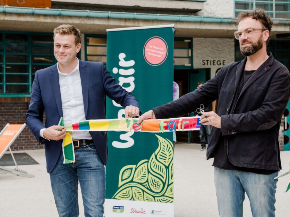 Landesrat Stefan Kaineder mit dem Geschäftsführer der Wear Fair und ein einem der oö. Green Event Preisträger Wolfgang Pfoser-Almer