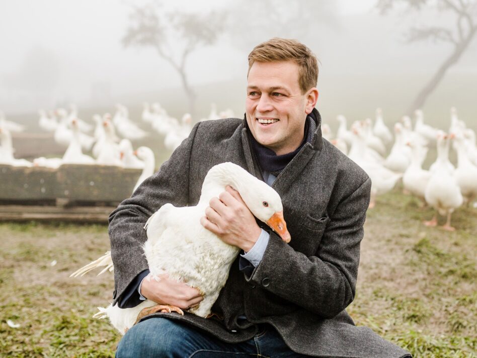 Landesrat Stefan Kaineder auf der Ganslweide von BioRegion Mühlviertel-Obmann Klaus Bauernfeind am Köglerhof in Gramastetten