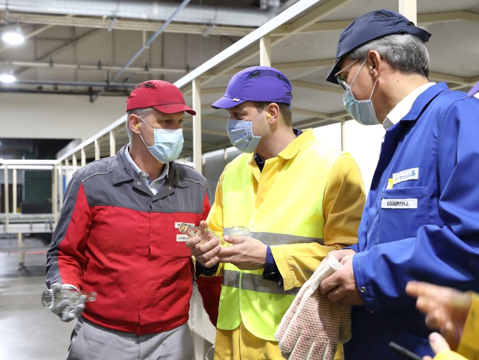 Geschäftsführer Dipl. Ing. Johann Eggerth und Werksleiter Dipl. Ing. Thomas Poxleitner von der Vetropack Austria GmbH mit Umwelt-Landesrat Stefan Kaineder