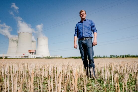 Klima-Landesrat Stefan Kaineder vor dem Pannen-AKW Temelin