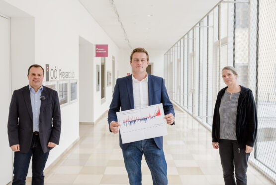Klimalandesrat Stefan Kaineder mit der Klimaforscherin Univ. Prof.in Dr.in Helga Kromp-Kolb und dem Meteorologen der ZAMG Alexander Ohms nach einer gemeinsamen Pressekonferenz im Sommer dieses Jahres