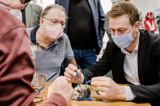 Klima-Landesrat Stefan Kaineder will mit dem Reparaturbonus Anreize zur Ressourcenschonung und Abfallvermeidung bei Elektrohaushaltsgeräten und Smartphones schaffen.
