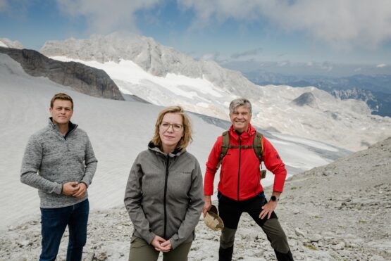 Klima-Landesrat Stefan Kaineder und Umweltministerin Leonore Gewessler, BA, mit dem Generaldirektor der EnergieAG, Prof. Ing. DDr. Werner Steinecker MBA, am Dachstein vor dem schmelzenden Hallstätter Gletscher bei einem Lokalaugenschein im vergangenen Sommer