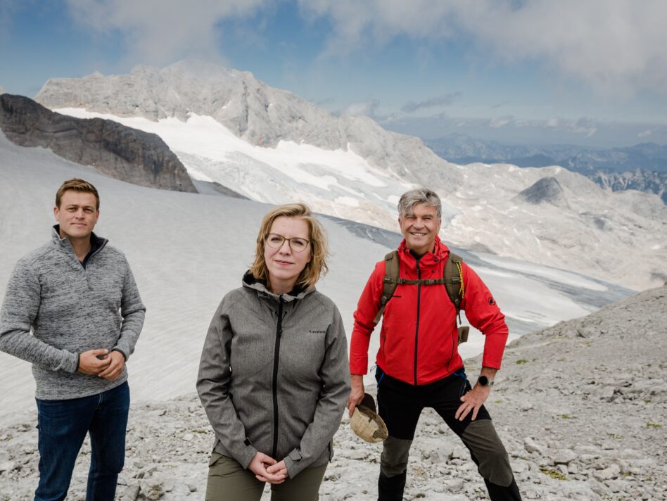 Klima-Landesrat Stefan Kaineder und Umweltministerin Leonore Gewessler, BA, mit dem Generaldirektor der EnergieAG, Prof. Ing. DDr. Werner Steinecker MBA, am Dachstein vor dem schmelzenden Hallstätter Gletscher bei einem Lokalaugenschein im vergangenen Sommer