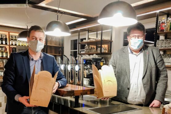 Landesrat Stefan Kaineder mit dem oberösterreichischen Wirtesprecher Thomas Mayr-Stockinger im Gasthof Stockinger in Ansfelden