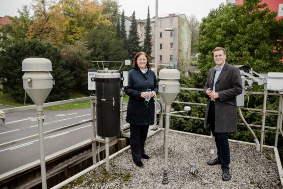 Landesrat Stefan Kaineder mit DIin  Regina Pürmayr (Gruppenleiterin Luftgüte und Klimaschutz LandOÖ) auf der Messstation Römerberg in Linz