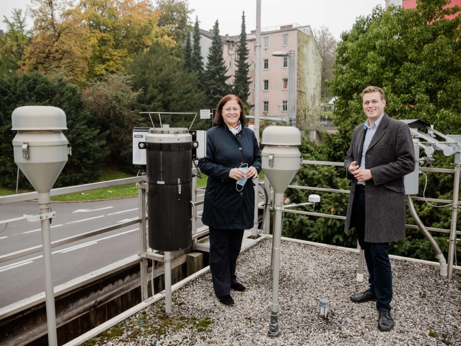 Landesrat Stefan Kaineder mit DIin  Regina Pürmayr (Gruppenleiterin Luftgüte und Klimaschutz LandOÖ) auf der Messstation Römerberg in Linz