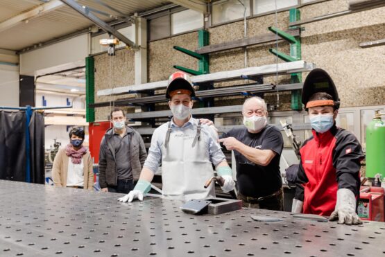 Baumann-Glas-Lehrlingsbeauftragte Sabine Haslhofer-Mühlehner, Baumann-Glas-Geschäftsführer Mag. Michael Thauerböck, Schweißlehrling Landesrat Stefan Kaineder, Firmeninhaber Franz Baumann mit dem ausgezeichneten Metallbautechniker & Landesrat-Ausbilder Hayathollah Mohseini