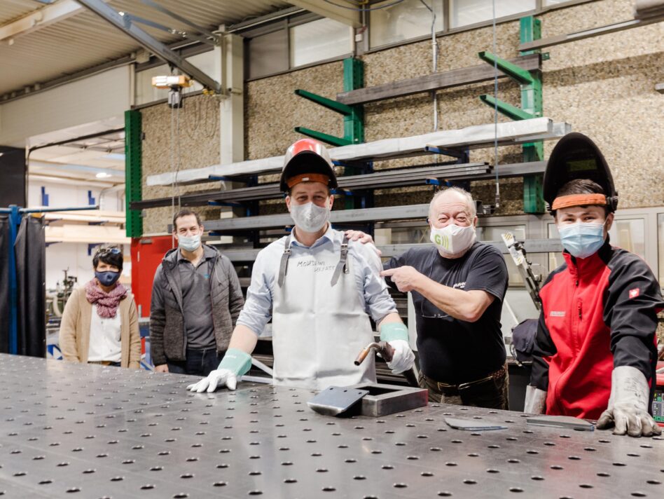 Baumann-Glas-Lehrlingsbeauftragte Sabine Haslhofer-Mühlehner, Baumann-Glas-Geschäftsführer Mag. Michael Thauerböck, Schweißlehrling Landesrat Stefan Kaineder, Firmeninhaber Franz Baumann mit dem ausgezeichneten Metallbautechniker & Landesrat-Ausbilder Hayathollah Mohseini