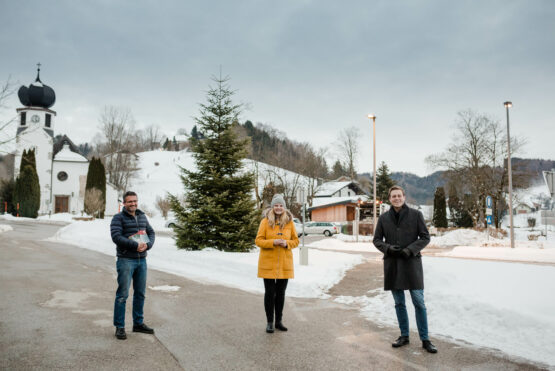 Landesrat Stefan Kaineder (rechts) mit der Bürgermeisterin von Altmünster, Nationalrätin Elisabeth Feichtinger und dem Naturpark-Manager Clemens Schnaitl im Ortsteil Reindlmühl (Altmünster), wo im vergangenen November die Straßenbeleuchtung Dark-Sky-konform umgerüstet wurde